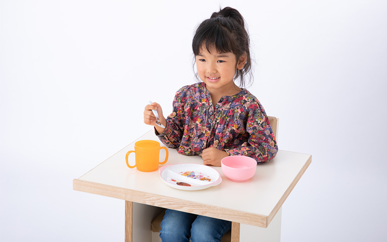 療育家具の学習机を使う子ども