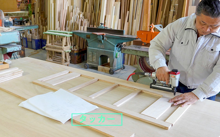 工具で木材を加工する様子
