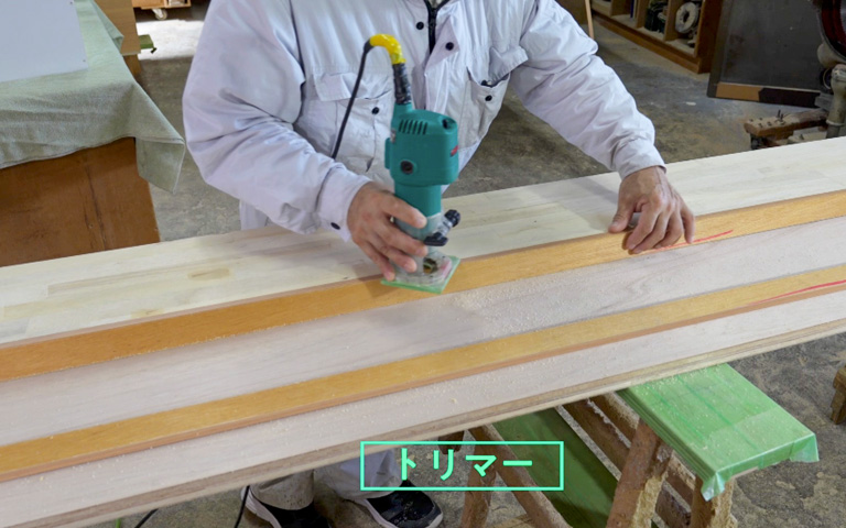 家具の角を加工する手元