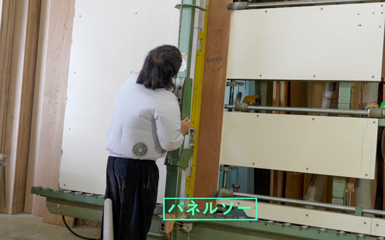 パネルソーで大きな板を切り分ける職人